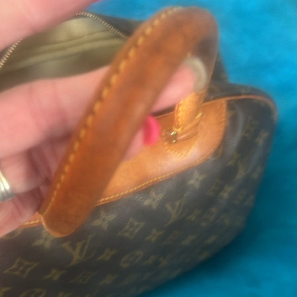 Louis Vuitton and LV wallet included.  There is 2 small marks on the inside - Picture 9 of 16